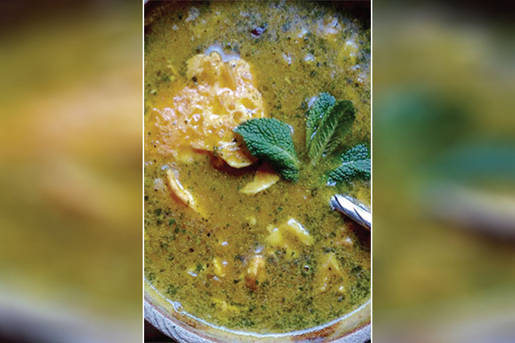 اشکنه را نباید تنها ترکیبی از روغن و پیازداغ و آب دانست. این غذای ساده تا همین چند ده ‌سال قبل تنها نجات‌بخش شکم‌های گرسنه و رنگ‌دهنده سفره‌ های خالی بوده است.