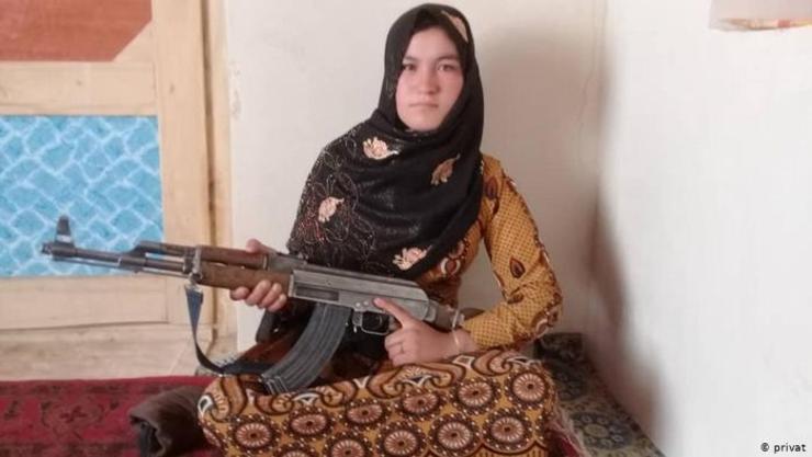 اخبار و عکس‌های مربوط به «قمرگل» دختر ۱۶ ساله‌ای که پس از کشته شدن پدر و مادرش به دست طالبان، قاتلان را از پا درآورد، چند روزی است که در بین کاربران فضای مجازی در افغانستان دست به دست می‌شود.