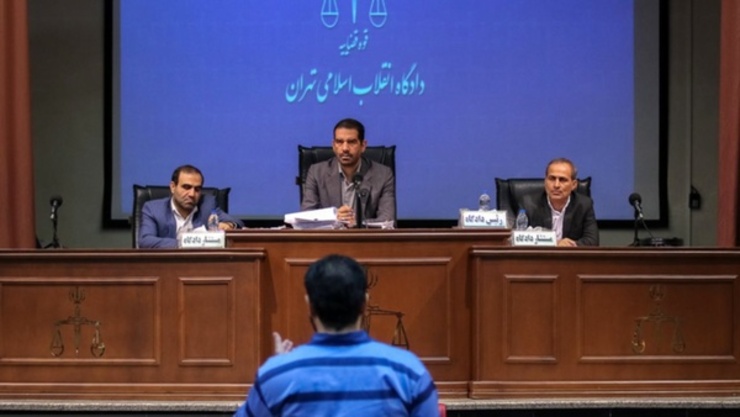 قاضی دادگاه پتروشیمی در پانزدهمین جلسه دادگاه گفت: دو میلیارد و ٩٠٠ میلیون تومان را یک معاون در جرم سال ٩٠ می‌برد و در کانادا برای خود امکانات درست می‌کند؛ هرکس هر میزانی که وجه برده باشد باید برگرداند.