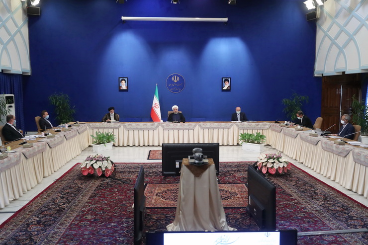 رئیس جمهور در جلسه شورای عالی هماهنگی اقتصادی سران سه قوه گفت: دشمنان علاوه بر تحریم و اعمال فشار، به دنبال سیاه نمایی و ایجاد یأس، ناامیدی و دلسردی نسبت به آینده در میان مردم بوده و می خواهند با شایعه پراکنی، اختلاف و چنددستگی میان مسوولان را به جامعه القا کنند.