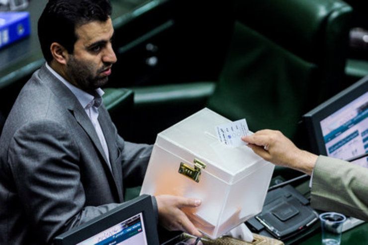 رأی‌گیری برای بررسی صلاحیت وزیر پیشنهادی صنعت، معدن و تجارت دقایقی قبل آغاز شد. مدرس خیابانی پیش از آغاز رأی‌گیری در دفاع از برنامه‌های خود گفت: نسبت به معیشت مردم دغدغه دارم و برنامه خود را در ۴ محور اصلی تحقق جهش تولید با اتکا بر توان ساخت داخل، توسعه سرمایه‌گذاری و تکمیل طرح‌های تولیدی، توسعه صادرات و کنترل واردات و مدیریت و تنظیم بازار تنظیم کرده‌ام.