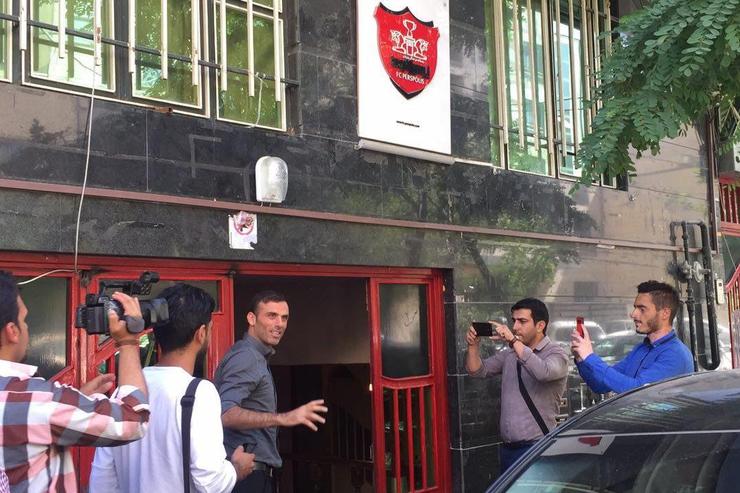 روز گذشته یکی از شاکیان باشگاه پرسپولیس به دنبال توقیف اموال این باشگاه بود که البته فعلا موفق نشده است!