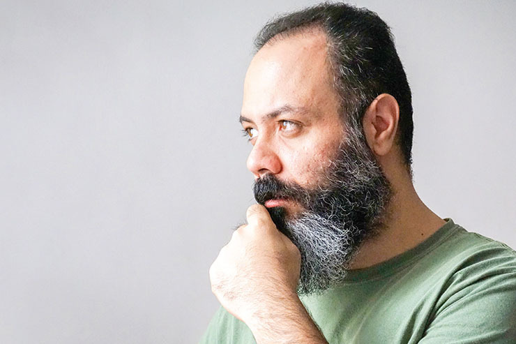 «عیار ناتمام» (انتشارات نیلوفر) بعد از «نُه مرگ» (انتشارات چرخ) و «چین خوردگی» (انتشارات هیلا) سومین رمان هادی معصوم دوست، نویسنده و مستندساز مشهدی، است. او همچنین ساخت مستندهایی، چون «خوان بی‌خان»، «سربازخانه»، «روزی که رفت» و ... را در کارنامه هنری خود دارد.