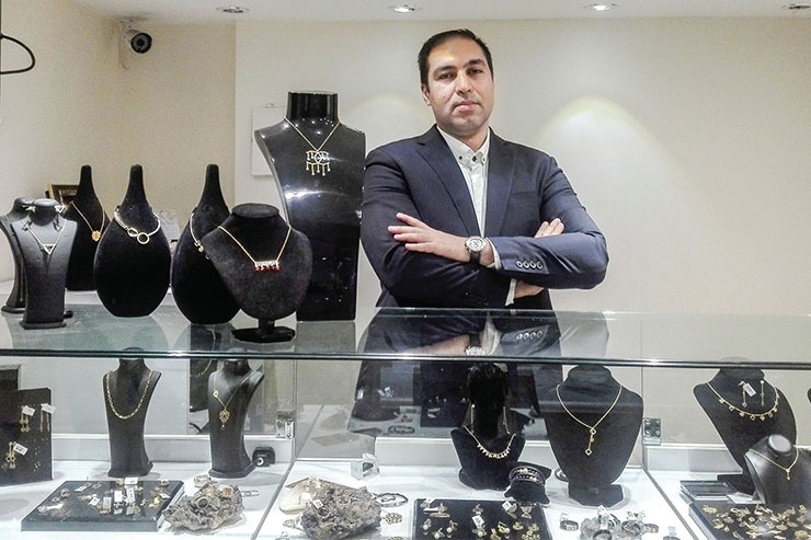 علی ایران‌پناه سوها، ساکن خیابان ملک‌آباد و کاسب محله سجاد است. اهالی محل او را به عنوان یک فرد باانصاف و متعهد می‌شناسند و به گفته خودش حمایت از صنعتگران داخلی و تعامل با مشتریانش او را به ادامه کار امیدوار کرده است. ساعاتی با او گفتگو کردیم تا از این حرفه که می‌تواند جوانان بسیاری را صاحب کسب و کار کند برایمان بگوید.
