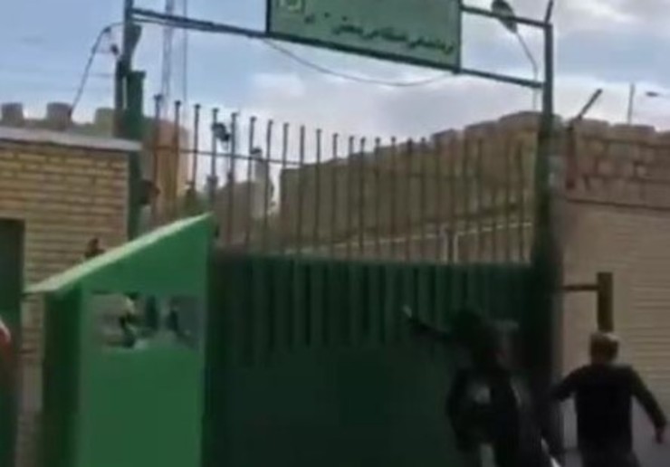 کشته شدن محمدرضا ویسی نوجوان ۱۳ ساله در جریان دستگیری و تیراندازی به سوی حفاران غیرمجاز در قهاوند همدان بازتاب‌هایی را در فضای مجازی به‌دنبال داشت، به‌طوری‌که خانواده این پسر نوجوان با تعرض به پاسگاه قهاوند ناراحتی خود را ابراز کردند.