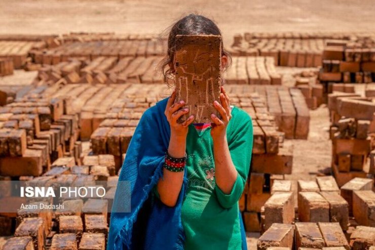 شاید «شکرانه» در کلاس انشای مهرماه امسالش از تابستانی بنویسد که در لابلای هزاران خشت خام گذشت؛ از روزهایی که آجرهای سنگین را با دستان کوچکش جا به جا کرد، برای خودش خانه‌های بزرگ و رویایی ساخت و با شیطنتی دخترانه صورتک‌های شاد و خندان را روی خشت خام نقش زد.