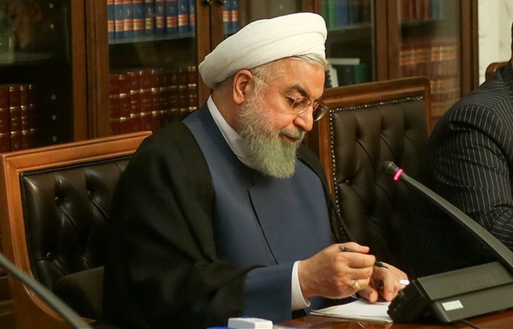 رییس جمهوری خطاب به مدیران ارشد صداوسیما تصریح کرد: شما از دولت نقد نکنید از چه کسی می‌خواهید نقد کنید؟ جز دولت چه کسی را اصلأ می‌توان نقد کرد؟ سخت است از قوای دیگر یا مثلاً نیروهای مسلح که باید به خاطر جایگاه‌شان، ابهت‌شان حفظ شود، نقد کنید.