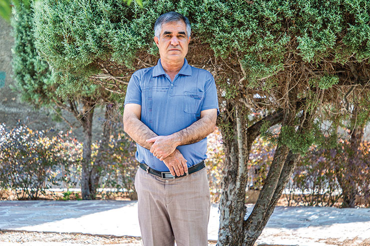 گل محمد تاتاری، ستوان دوم ارتش که اصالتا اهل نیشابور است، چهار سال اسیر بوده و جانباز ۵۵ درصد است. محل اسارت او استان تکریت بوده و چهار سال از جوانی‌اش را در اردوگاه یازده سپری کرده است.