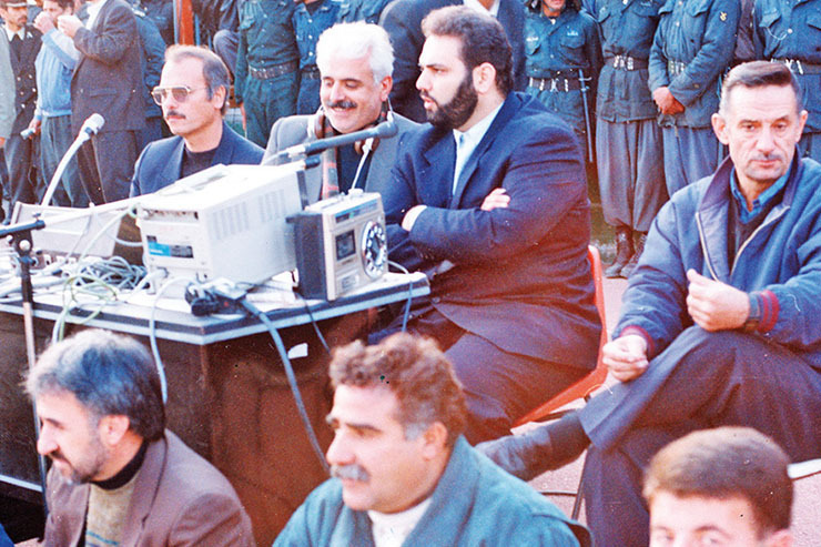 تصویری از گزارشگران دیدار پیام و استقلال در سال ۷۵ - در این قاب جواد خیابانی به عنوان گزارشگر مرکز، بیژن قنبری گزارشگر خراسانی و اسماعیل شجیع کارشناس فوتبال در مرکز تصویر پشت میز حضور دارند. نفر کنار خیابانی، عادل قاضی پیشکسوت فوتبال خراسان است.