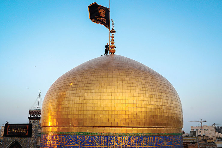 اولین آیینی که نشان از حال‌وهوای محرم در بارگاه رضوی دارد، اجرای مراسم اذن عزا در ۲۸ ماه ذی‌الحجه است. در این مراسم پرچم گنبد، پوشش ضریح و گلدسته‌های حرم مطهر رضوی به نشانه آغاز ماه محرم تعویض می‌شود و به رنگ مشکی درمی‌آید و این پرچم‌ها تا سوم ربیع‌الاول، ۳ روز پس از شهادت امام رضا (ع) برافراشته خواهد بود.