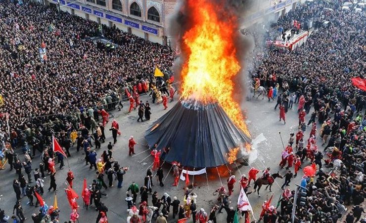 آیین‌های عزاداری در مشهد قدیم از گذشته تا امروز ادامه دارد، چهار مکان قدیمی روضه‌خوانی در مشهد وجود دارد که قدمت آنان به بیش از یک قرن می‌رسد، مُهر بزرگ‌ترین و قدیمی‌ترین شبیه‌خوانی مشهد هم به نام تکیه کرمانی‌ها خورده است که عمری بیش از ۲۰۰ سال دارد.