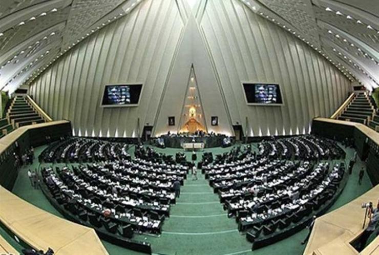 مشاور و رییس حوزه ریاست مجلس شورای اسلامی با بیان اینکه نمایندگان مجلس نمی‌خواهند به قیمت به حاشیه راندن دیگران، خود را به «قهرمان» تبدیل کنند، می‌گوید: مجلس یازدهم از چالش اقتدار و استقلال سربلند بیرون آمده است.
