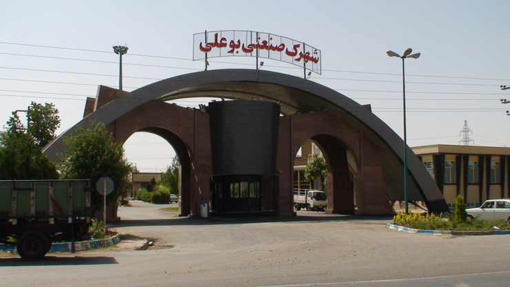 تمام بیست و چند‌سال گذشته خاطره ورود به همدان برای «رویا» با بوی بد فاضلاب ‏همراه بوده. او حالا بعد از تمام این سال‌ها خواسته برای خاطره بد گذشته و روزهای پیش‌رو بجنگد و ‏منشأ بوی بد ورودی شهرش مشخص شود.