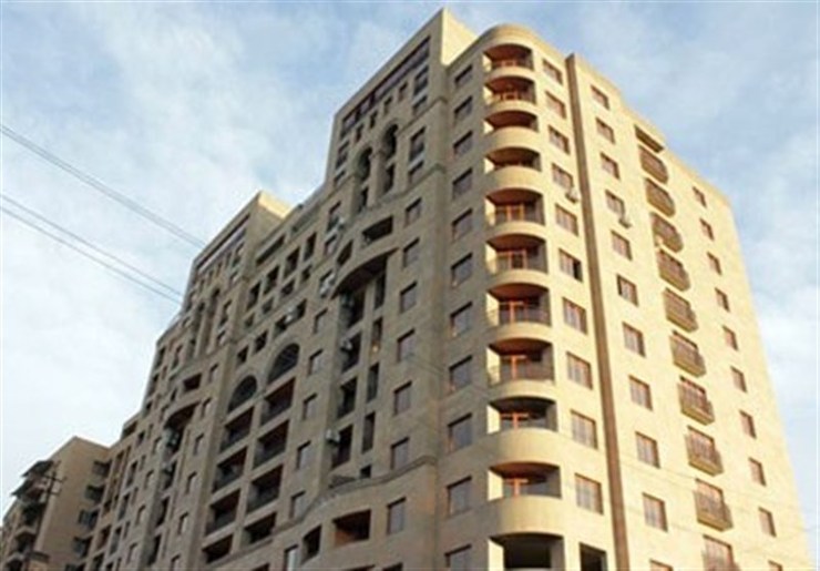 نماینده مردم تهران در مجلس یازدهم با بیان اینکه بعضی از نمایندگان مجلس دهم خانه‌هایی را که مجلس در اختیارشان گذاشته ترک نمی‌کنند، گفت: مجلس ۲۵۰ میلیون تومان ودیعه مسکن به نمایندگان پرداخت کرده که البته در پایان دوره پس گرفته می‌شود. با این حال یکی از نمایندگان عنوان می‌کرد که برای رهن یک واحد ۸۰ متری در اطراف میدان بهارستان ۵۰۰ میلیون تومان پرداخت کرده است.