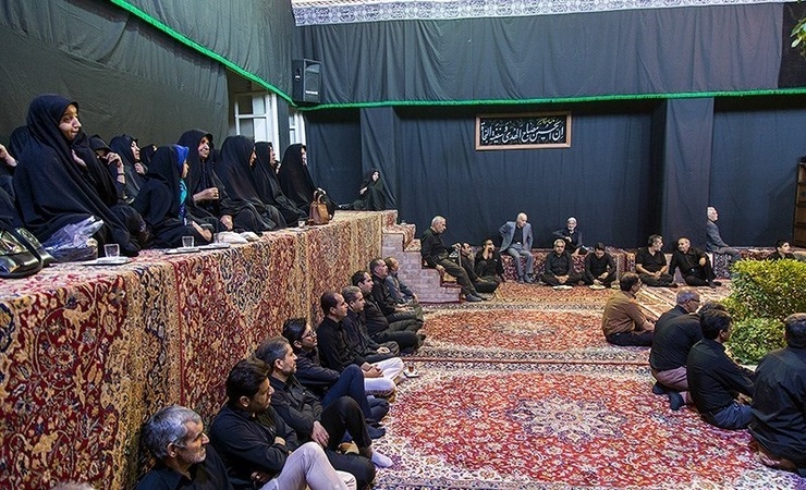 با نزدیک شدن به ایام شهادت سالار شهیدان و مراسم‌های عزاداری آئینی نگرانی‌ها درباره شیوع بیشتر کرونا در صورت برگزاری این مراسم‌ها بالا گرفته است. از سمتی روحانیون و تحلیل‌گران به سمت ارائه پیشنهادات جهت برگزاری مراسم‌های کوچک مقیاس رفته‌اند و از سوی دیگر برخی معتقدند این مراسم‌ها باید با شکوه سابق برگزار شود. دکتر عماد افروغ استاد جامعه شناسی دانشگاه تهران نیز در این باره دیدگاه خود را مطرح کرده است.