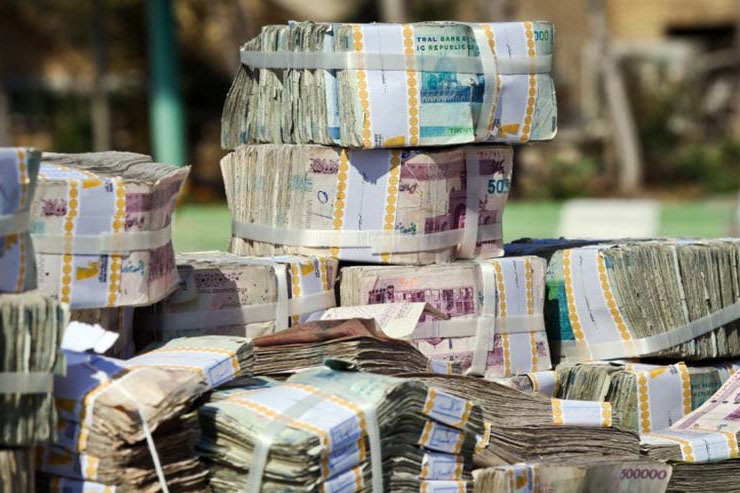 بانک مرکزی با انتشار گزیده آمار‌های اقتصادی در پایان خرداد ۹۹، حجم نقدینگی را ۲۶ هزار و ۵۷۱/۷ هزار میلیارد ریال اعلام کرد که نسبت به خرداد سال ۹۸ معادل ۳۴/۲ درصد افزایش نشان می‌دهد. این موضوع سبب شده است تا نگرانی‌ها درباره تأثیر منفی نقدینگی بر اقتصاد افزایش بیابد.