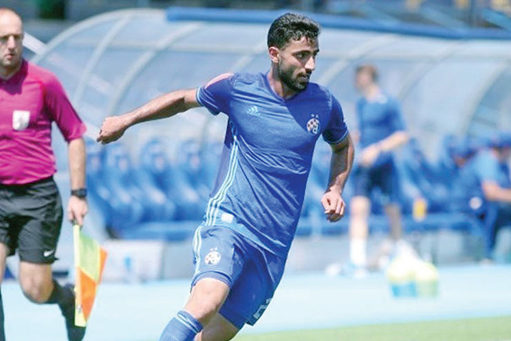 بازی‌های فوق‌العاده‌اش در ملوان، مدیران پرسپولیس را مجاب کرد تا او را به تهران بیاورند و لباس سرخ باشگاه را بر تن این بازیکن جوان کنند. صادق محرمی از همان ابتدای شروع‌به‌کارش در پرسپولیس، به‌خاطر تکنیک بالا و سرعتی که داشت، محبوب سکو‌های سرخ ورزشگاه آزادی شد.