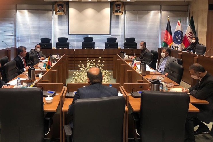 عبدالغفور لیوال سفیر افغانستان در تهران و هیئت همراه با حضور در اداره کل امور اتباع و مهاجرین خارجی وزارت کشور در رابطه با اجرایی نمودن پروژه تثبیت هویت اتباع افغانستانی در ایران با مسئولان وزارت کشور گفت‌وگو کرد.
