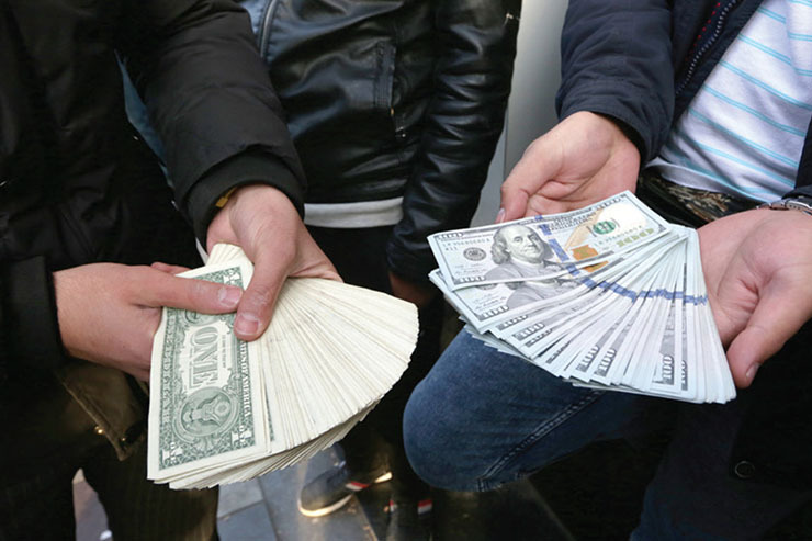 قیمت دلار صرافی‌ها و دلال‌ها در مشهد تفاوت چندانی ندارد.