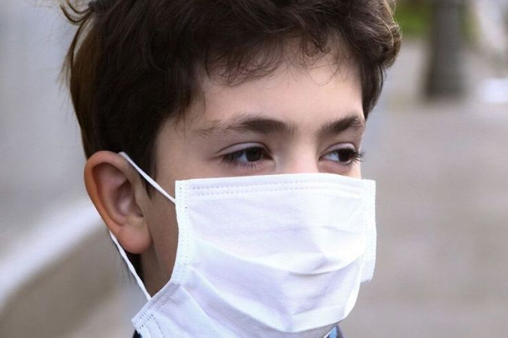 فوق تخصص بیماری‌های عفونی کودکان گفت:‌کرونا در کودکان با علائم تب، سرفه، مشکلات تنفسی، بدن درد ، آبریزش بینی ، سردرد ، اسهال و استفراغ بروز می کند؛ البته علائم گوارشی در کودکان بیشتر مشاهده شده است.