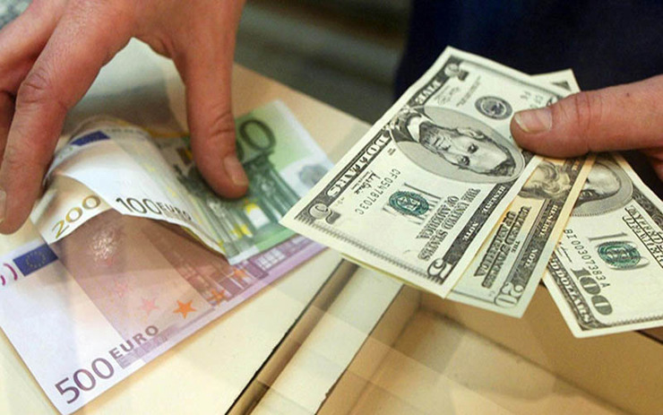 یکی از مدیران ارشد سابق صندوق بین‌المللی پول می‌گوید خطر سقوط دلار از جایگاه ارز غالب جهانی به علت بدهی بالای دولت آمریکا وجود دارد.
