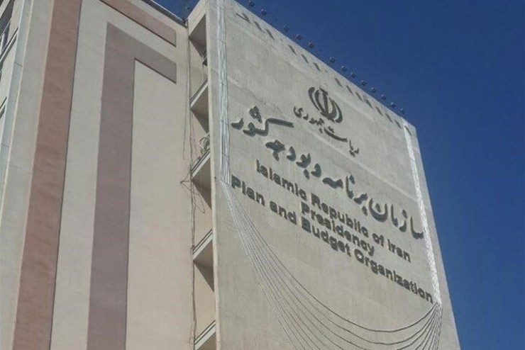 خالص بدهی دولت به بانک مرکزی در خرداد سال‌جاری از ماه مشابه در سال گذشته کمتر بوده است. کاهش خالص بدهی دولت به بانک مرکزی به این معنا است که نقش بدهی دولت در رشد پایه پولی منفی بوده است؛ بنابراین این ادعا که بدهی دولت موجب ایجاد پایه پولی و تورم شده است، درست نیست.