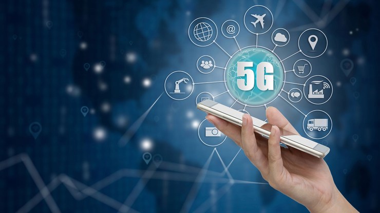 اینترنت 5G بالاخره رونمایی شد و کاربران توانستند با سرعت یک و نیم گیگ بر ثانیه تجربه دانلود آنلاین داشته باشند. بدون تردید این تکنولوژی می‌تواند تحولی در ایجاد شهرهای هوشمند، سلامت هوشمند، اتومبیل‌های خودران، پخش ویدیو با کیفیت بالا و بازی آنلاین ایجاد کند. اما این تکنولوژی چه زمانی در ایران تجاری می‌شود؟