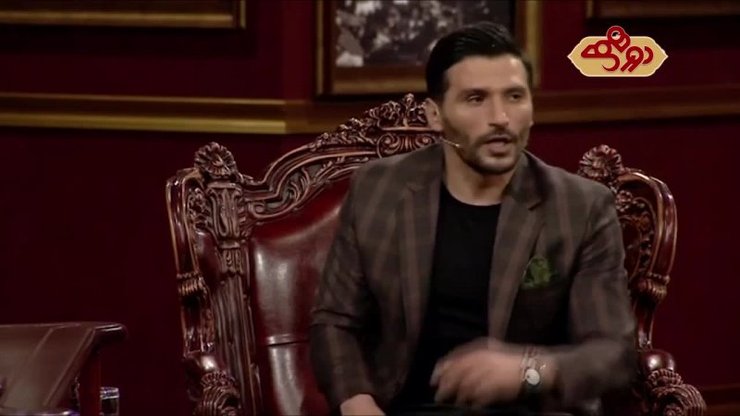 شب گذشته، جواد کاظمیان، بازیکن سابق تیم فوتبال پرسپولیس، میهمان «دورهمی» بود. او در ابتدای صحبت‌هایش و هنگامی که می‌خواست خاطره‌ای از مهران مدیری تعریف کند، از او خواست بلند شود و آن موقعیت را بازی کردند.
