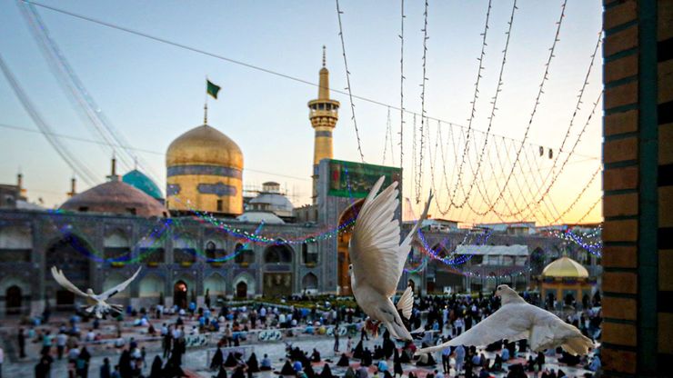 همزمان با روز عرفه ویژه برنامه‌هایی از جوار بارگاه منور رضوی تدارک دیده شده است که از شبکه‌های مختلف ملی به صورت زنده پخش خواهد شد.