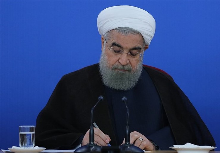 رئیس جمهور در پیامی با تبریک روز پزشک (زادروز حکیم ابوعلی سینا) به همه پزشکان کشور، گفت: روز پزشک امسال، فرصتی برای تکریم از قهرمانانی است که جانانه از حریم سلامت مردم عزیز این سرزمین، پاسداری کردند؛ آنان‌که برای «نجات» هم‌نوعان از «جان» گذشتند و شجاعانه میانه میدان ایستادند.