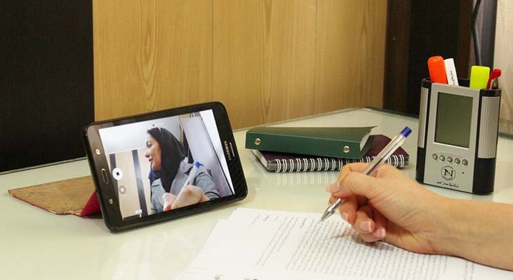 عضو کمیسیون آموزش و تحقیقات مجلس شورای اسلامی گفت: حداقل ۳ میلیون نفر دانش آموز در کشور تبلت و موبایل هوشمند ندارند و دو میلیون نفر به اینترنت دسترسی ندارند که این ۵ میلیون نفر خودبه خود از آموزش مجازی عقب می‌مانند.