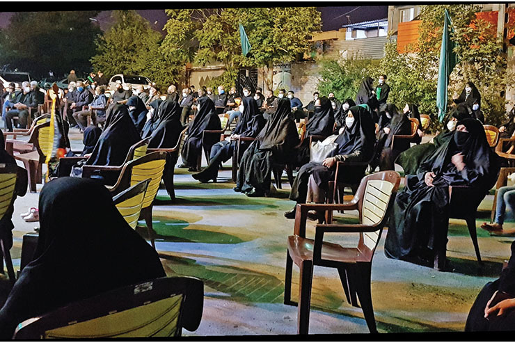 در روزگاری که تصور بر مدرنیته بودن شهر‌ها می‌شود و این‌طور فکر می‌کنیم که همسایه بی‌خبر از حال همسایه است، حال و هوایی متفاوت را در کوچه‌پس‌کوچه‌های محلات بهشتی و امام خمینی تجربه کردیم. در این محلات مراسم عزاداری در کوچه‌ها برپا بود.