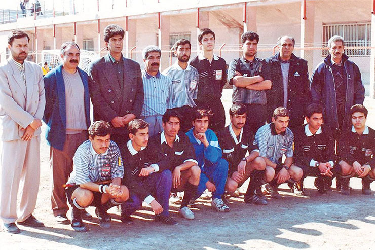 عکس یادگاری گروهی از داوران پیش‌کسوت و جوان فوتبال خراسان در اواسط دهه ۷۰- حسن اکبرنژاد و حسین واقعی از داوران پیش کسوت و محسن ترکی از چهره‌های شاخص این عکس هستند. مرحوم جمشید بیهقی و شادروان کاظم غیاثیان هم در این عکس که در زمین شماره ۲ تختی گرفته شده دیده می‌شوند.