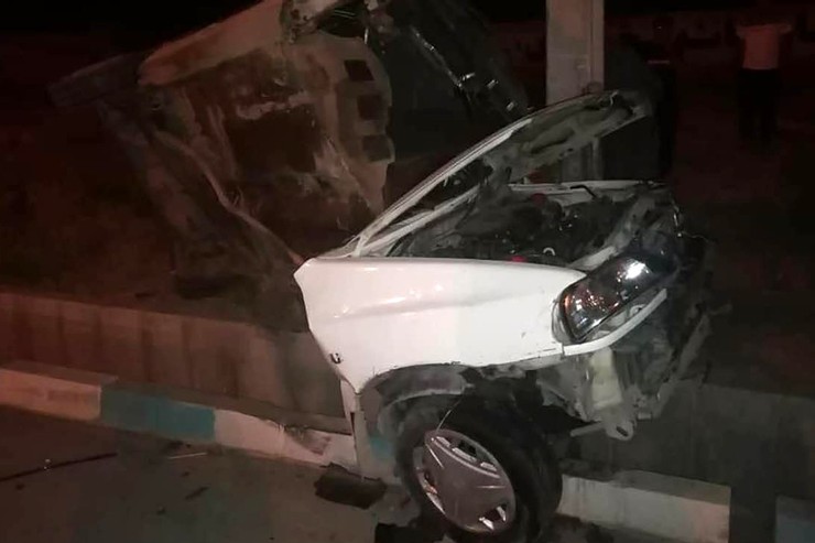 در پی برخورد شدید یک دستگاه خودرو پراید با تیر چراغ برق در نیشابور، راننده این خودرو به طور معجزه آسایی زنده ماند.