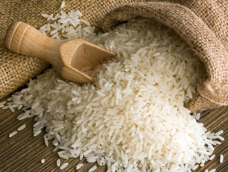 قیمت برنج پاکستانی که از نوع بسیار پرمصرف خارجی است، اکنون از کیلویی ۱۶ تا ۲۴ هزار تومان و برنج هندی از ۱۵ تا ۲۰ هزار تومان است. پیشنهاد ما  این است که از فروشنده برنج سرلاشه، لاشه، نیم دانه و گرد ایرانی را بخواهید.