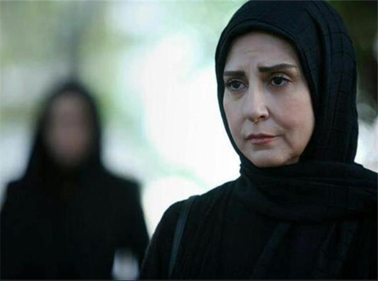 مرجانه گلچین، بازیگر سریال «سه دونگ سه دونگ» از وضعیت این روزهای برخی از بازیگران  گله کرد. به گفته او  حرف زدن درباره بازیگری مثل تف سر بالا است و سیستم سالمی در بازیگری نداریم. «یعنی چه که یک بازیگر برای داشتن نقش صرفا باید به مهمانی شبانه برود، اگر آنجا بود نقش به وی می‌رسد و اگر نه باید سالها خانه نشین شود.»