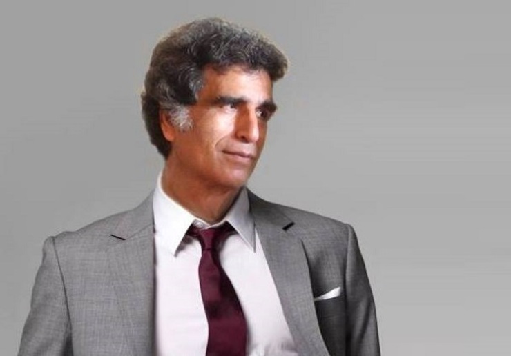 «علی دیواندری» کارتونیست، نقاش، مجسمه‌ساز و گرافیست سبزواری، متولد پانزدهم شهریور ۱۳۳۶ است. طبق معمول این قسم آدم‌ها، از کودکی دستش به قلم می‌چسبید و استادی جز غریزه‌اش نداشت. این‌قدر به کارش اصرار کرد تا در سال ۱۳۵۲ اولین اثرش در روزنامه کیهان چاپ شد.