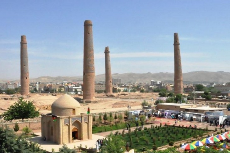 هرات نزدیک به ۸۰۰ بنا و اثر تاریخی را در خود جای داده که در این بین مناره‌های هرات از اهمیت زیادی برخوردار هستند. به تازگی وزارت اطلاعات و فرهنگ افغانستان دستور تشکیل کمیته اضطراری برای جلوگیری از فروپاشی مناره پنجم را صادر کرده است.
