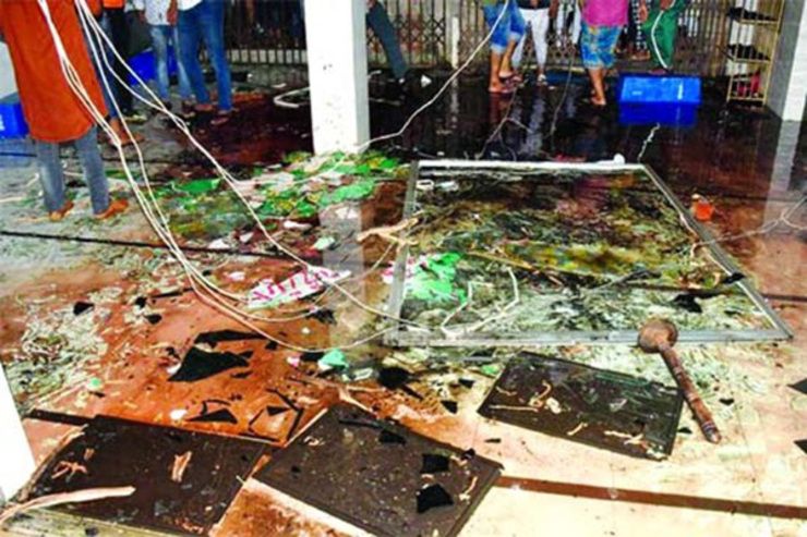 انفجار ۶دستگاه تهویه هوا در مسجد شهر «ناراین‌گنج» بنگلادش در هنگام نماز جماعت، به فوت شدن حداقل ۱۴نمازگزار و جراحت ۲۳نفر دیگر انجامید.