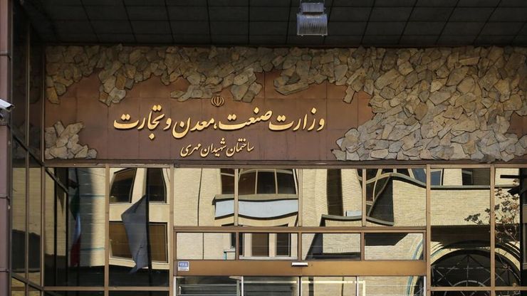 بزرگ‌ترین وزارتخانه کشور حدود ۴ ماه است که وزیر ندارد و با سرپرست اداره می‌شود. سرقینی بی‌اختیار، سالاری بدون سابقه؛ کشمکش‌های دولت برای انتخاب بین این دو گزینه بالا گرفته است.