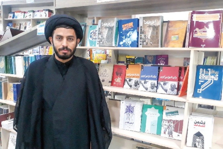 سید حسن مبارز شاعر جوان افغانستانی ساکن مشهد است که در کنار تحصیل علوم دینی در حوزه علمیه، شعر می‌گوید و در کنار آن به خواندن رمان علاقه زیادی دارد، او می‌گوید: شاعری بدون مطالعه نمی‌شود و روزگارم بدون کتاب نمی‌گذرد.