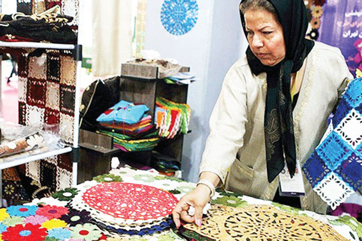 مشاغل خانگی عنوان فعالیت‌هایی است که در خانه و توسط اعضای خانواده برای درآمدزایی انجام می‌شود. این مشاغل سال پیش در قالب قانون در راستای سیاست‌های اشتغال‌زایی کشور به رسمیت شناخته شد و مورد حمایت قرار گرفت.