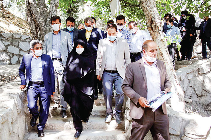 معاون خدمات شهری شهرداری مشهد گفت: بوستان بانوان وکیل آباد که با وسعت ۵.۸ هکتار در میان بوستان‌های ویژه بانوان در شهر مشهد در جایگاه سوم قرار دارد، تا پایان امسال به بهره برداری می‌رسد.