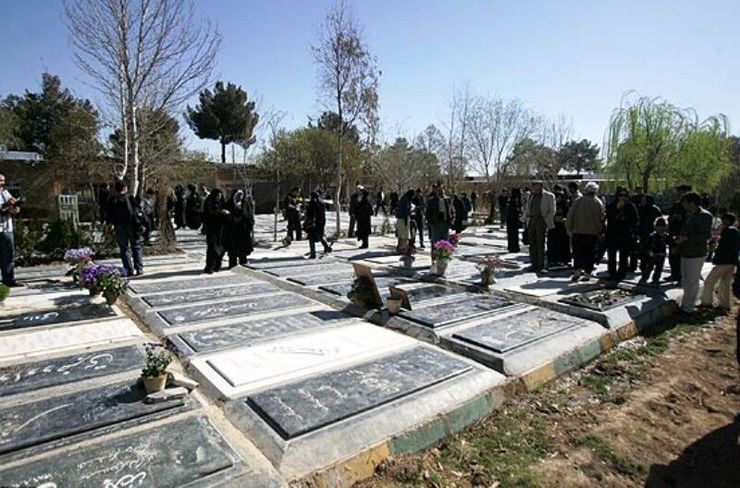 مدیرعامل سازمان آرامستانهای شهرداری مشهد گفت: آرامستانهای شهرداری با رعایت پروتکل‌های بهداشتی پس از مدتی تعطیلی به روی شهروندان مشهدی بازگشایی شد.