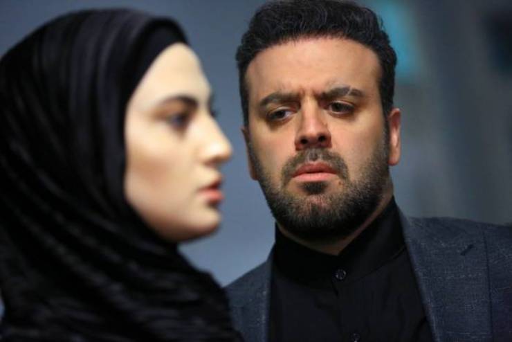 در سریال «سرزده» که از شبکه یک پخش می‌شود، اصلاح شدیدی روی صورت چند بازیگر زن سریال از جمله نسیم ادبی و مریم مؤمن اتفاق افتاده است. این کار طوری صورت گرفته که گویی چهره آن‌ها سیاه‌وسفید شده است.