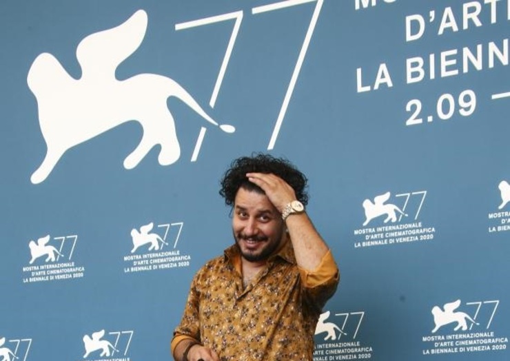 ظاهر متفاوت جواد عزتی بازیگر فیلم سینمایی «خورشید» ساخته مجید مجیدی که همراه برخی از عوامل فیلم در جشنواره ونیز ۲۰۲۰ حاضر شده است بار دیگر خبرساز شد و توجه مخاطبان را به خود جلب کرد.