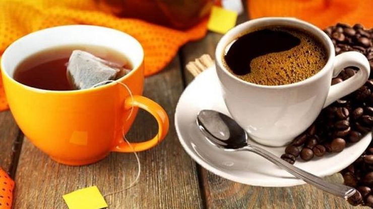 نوشیدن چای با خطر کمتر ابتلا به سرطان و بیماری قلبی، کاهش وزن بهبود یافته، و سیستم امینی قوی‌تر پیوند خورده است. در همین حال، مطالعات مختلف نوشیدن قهوه را به عنوان یک روش بالقوه نه تنها برای مقابله با بیماری پارکینسون، بلکه دیابت نوع 2، بیماری کبدی، و مشکلات قلبی معرفی کرده اند.
