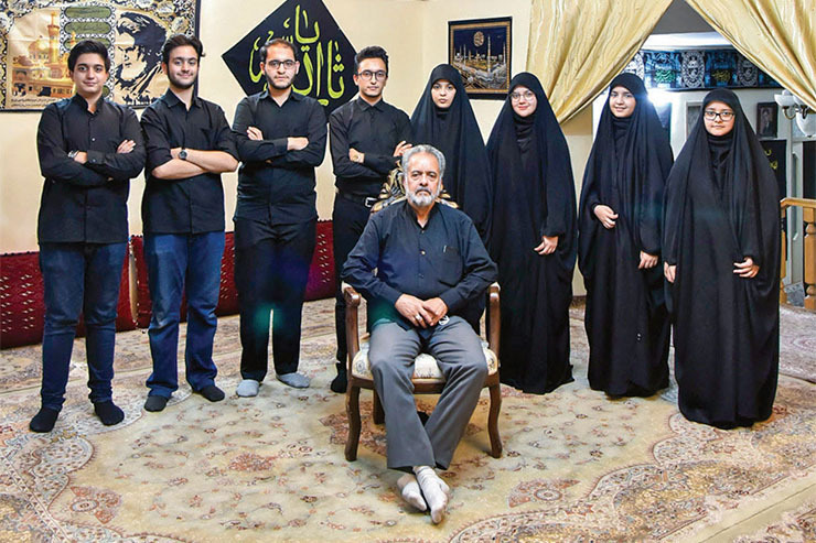 خانه بوی حسینیه می‌دهد. یک حسینیه کوچک خانگی در دل محله بهارستان. چند پله ما را به فضای بالایی فرا می‌خواند.راهروی کنار آشپزخانه به حیاط راه دارد که شلوغی آن خبر از پخت غذا می‌دهد. بساط آشپزخانه برپاست تا شام عزاداران را تهیه کند.