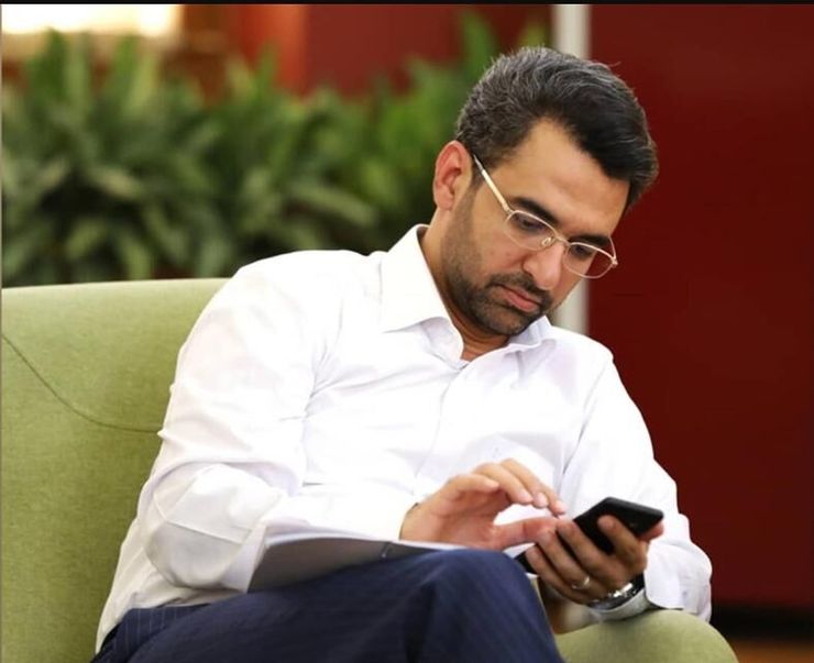 محمد‌جواد آذری‌جهرمی، وزیر فناوری اطلاعات و ارتباطات، به‌علت سنش نمی‌تواند نامزد ریاست جمهوری شود و انگار چندان از این مسئله خرسند نیست.