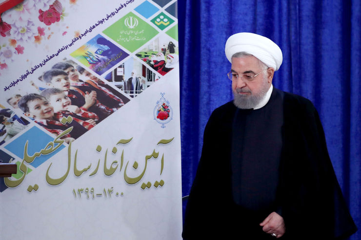 محمود واعظی در واکنش به انتقادات از رئیس جمهوری درباره عدم حضور در مراسم آغاز سال تحصیلی مدارس گفت: ستاد ملی برای همه مسئولین در رده‌های مختلف دستورالعملی برای فعالیت تعیین کرده است که این دستورالعمل شامل مقام معظم رهبری، رئیس جمهوری، وزرا، معاونین وزرا و سایر مقامات می‌شود و همه مقامات بر اساس دستورالعمل‌ها و پروتکل‌هایی که ابلاغ شده است، عمل می‌کنند.